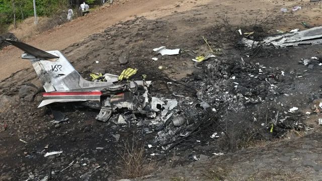 Десет души загинаха, след като малък самолет се разби на Бахамските острови