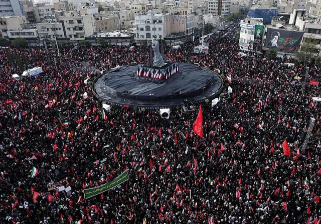 Millones de iraníes acompañan el cortejo fúnebre de Jamenei en Teherán al grito de «nos levantaremos»