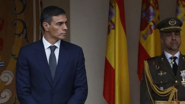 Pitos y abucheos a Sánchez durante el desfile del 12 de Octubre