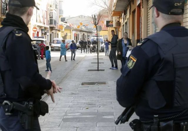 Un policía abate de dos tiros a un hombre que intentó agredirlo con dos cuchillos en Valencia