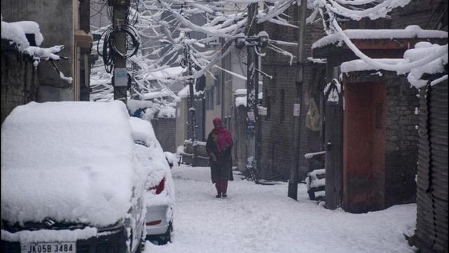 Heavy snow in Kashmir grounds flights, Srinagar-Jammu highway closed