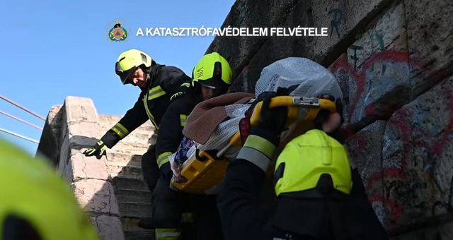 Lezuhant a Belgrád rakpartról a Duna partjára egy idős nő