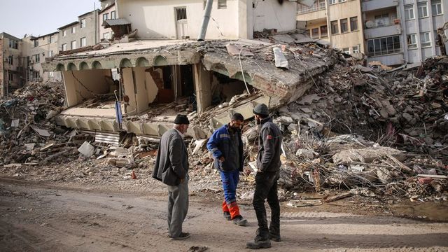 Szijjártó Péter: Magyarország 105 tonnányi orvosi eszközzel segíti Törökországot a földrengés után