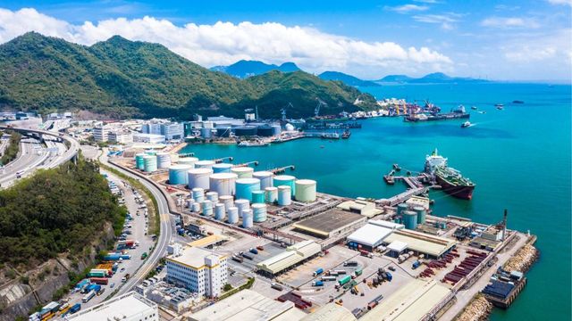Иран задържа петролен танкер в Оманския залив, съобщиха ирански медии, на фона на съобщенията за сблъсъци между американски и ирански сили