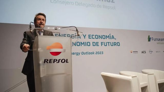 Repsol invertirá 800 millones en una 'ecoplanta' en Tarragona tras caer el 'impuestazo'