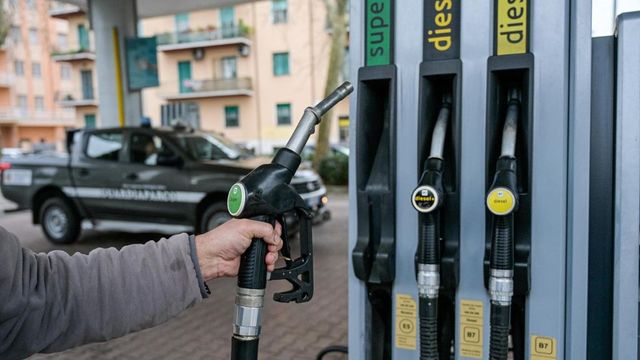 Decreto carburanti, da taglio delle accise a social card rafforzata e stretta sulla speculazione: la bozza del governo