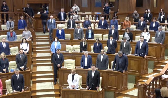 Minut de reculegere în Parlament. Nu toți legislatorii, însă, au comemorat victimele din aprilie 2009