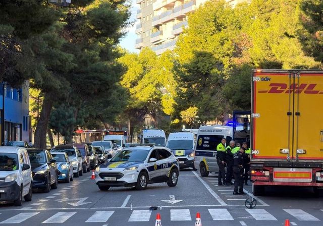 El conductor de un camión atropella y mata a una joven en un paso de peatones en Valencia