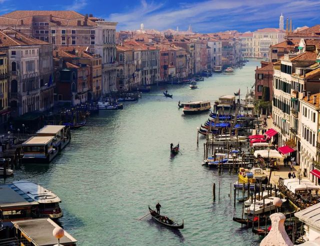 Зелената течност в Канале Гранде във Венеция е безопасна