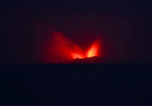 La erupción del volcán Anak Krakatoa obliga a cerrar seis aeropuertos de Indonesia