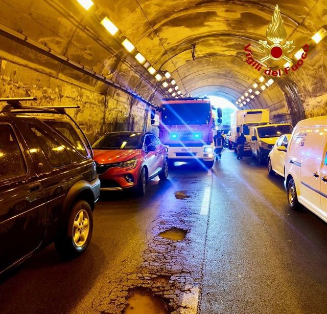 Maxi tamponamento in galleria Messina-Palermo, 'coinvolti 80 mezzi'