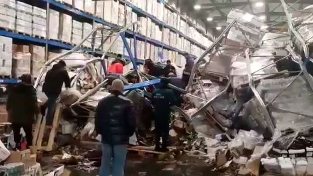 В Красноярске на складе обрушился стеллаж с алкоголем, есть пострадавший