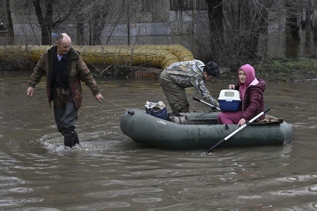 Inundații în Rusia. Situație critică la Orsk, unde patru persoane au murit și câteva mii au fost evacuate, după ruperea unui baraj
