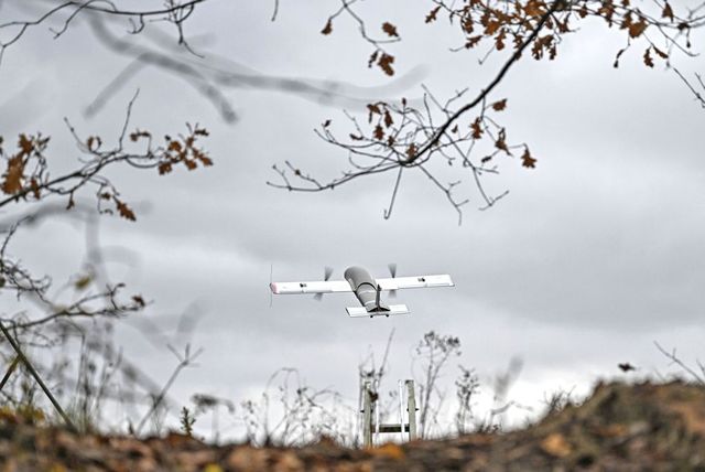 Drone neidentificate au survolat cea mai mare bază militară din Danemarca
