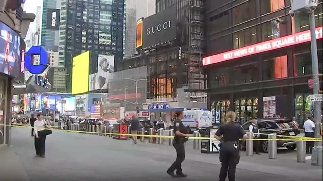 Una mujer apuñala a 2 personas en Times Square y muere abatida por la Policía