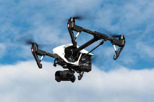 Špionážní kamery na dronech britského námořnictva tajně odesílaly data do Číny