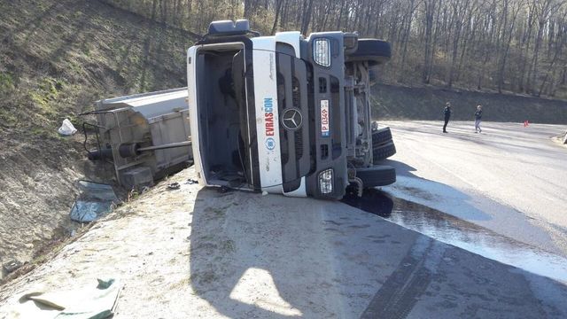 Un camion plin cu pietriș s-a răsturnat pe traseu