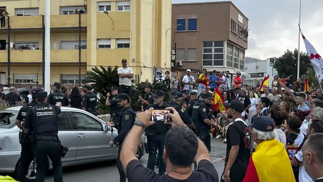Altercados en el puerto de Ceuta contra la llegada de integrantes del grupo Negu Gorriak