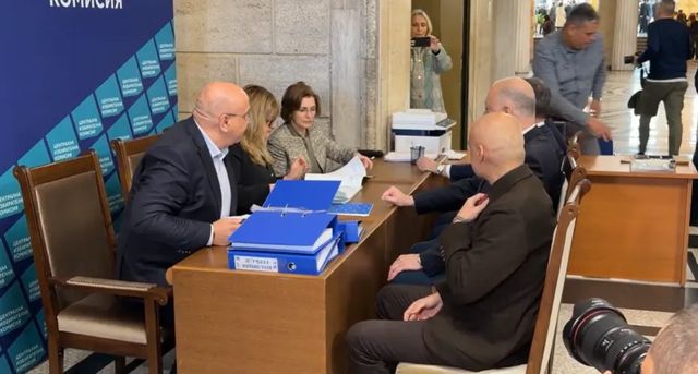 ГЕРБ внесе документи за регистрация за участие в парламентарните избори