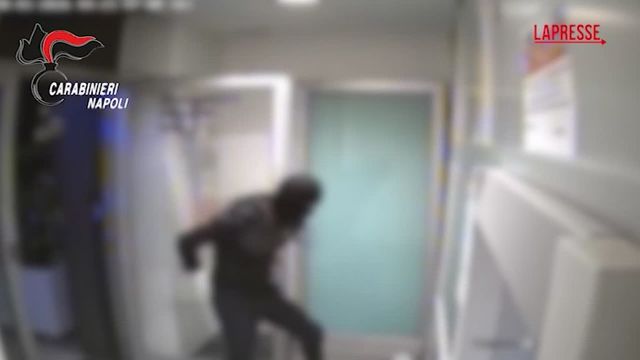 Furti e rapine, blitz dei carabinieri in campo rom di Caivano