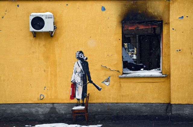 Mai multe persoane au încercat să fure o pictură murală a lui Banksy din Ucraina