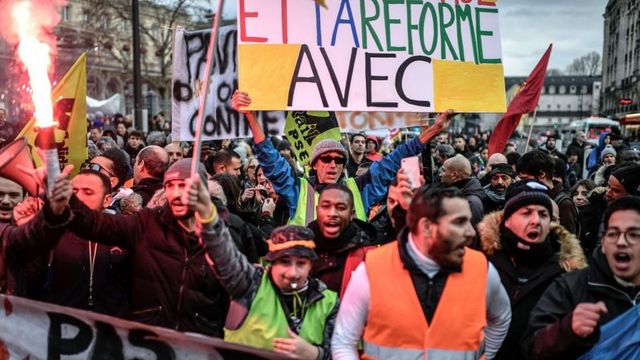 Во Франции не утихают протесты против пенсионной реформы