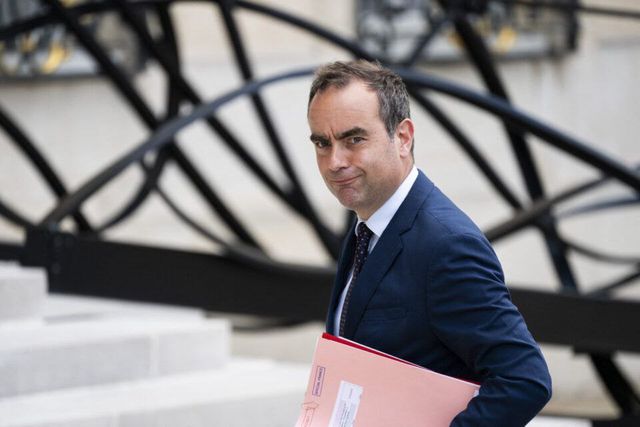 Emmanuel Macron l-a desemnat în funcția de premier al Franței pe ministrul apărării, Sebastien Lecornu