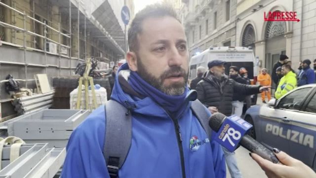 Quattro operai salgono su una gru per protesta: allarme nel centro di Milano