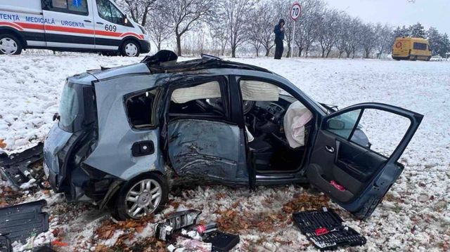 Zăpada dă bătăi de cap șoferilor: O mașină a derapat de pe traseu și s-a izbit de un copac, la Sîngerei