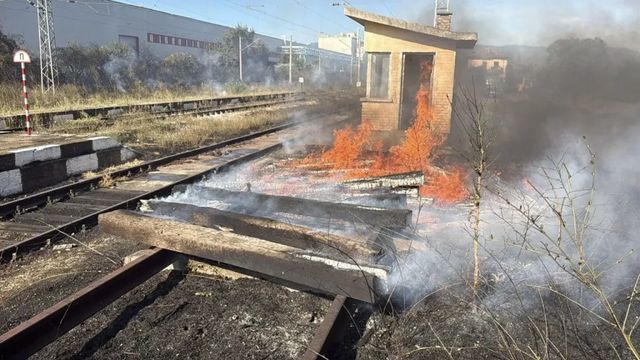 Пожар гори на гарата в село Горно Сахране