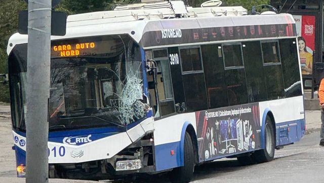 Un troleibuz și un camion s-au tamponat în Chișinău