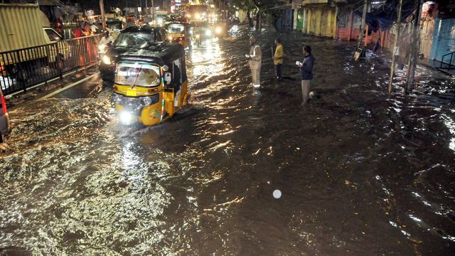 7 Killed In Wall Collapse, Including Child, As Heavy Rains Wreak Havoc In Hyderabad | 10 Points