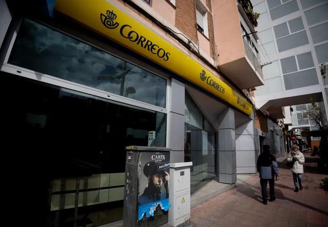 Correos y sindicatos acuerdan recolocar a los 800 trabajadores de los centros que cerrarán