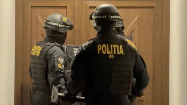 Percheziții în trei județe la persoane bănuite că dețin ilegal arme și muniții letale