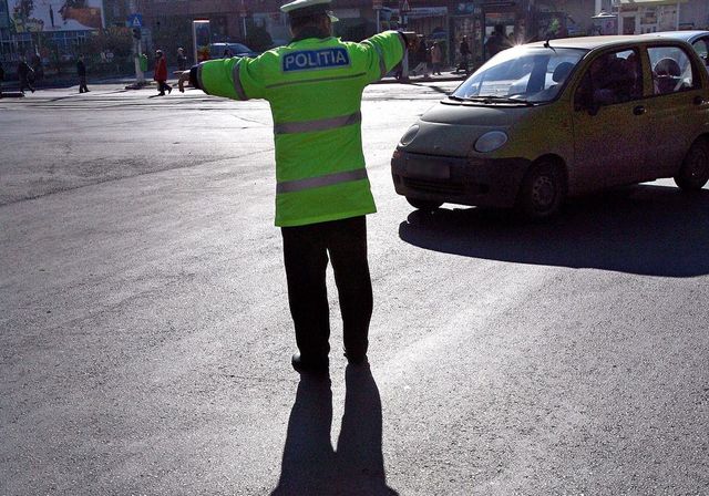 Un polițist din Alba, lovit în intersecție de o șoferiță neatentă