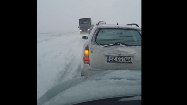 Drumuri închise și oameni blocați în mașini, în Buzău, din cauza ninsorii