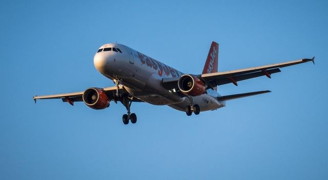 Airbus ferma oltre seimila aerei, possibili danni ai computer di bordo: migliaia di voli a rischio