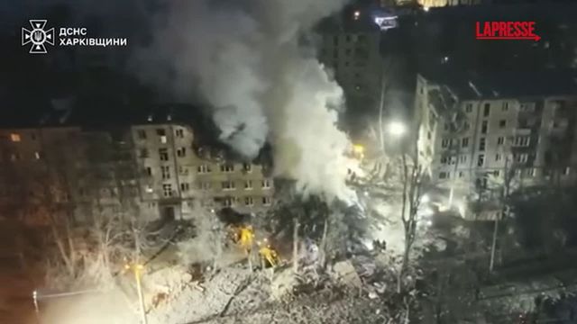 Ucraina, sette morti in attacco russo su Kharkiv: le immagini del palazzo colpito