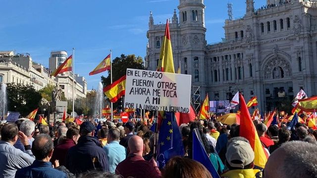 Centenares de manifestantes se dirigen al Palacio de la Moncloa y cortan la A-6