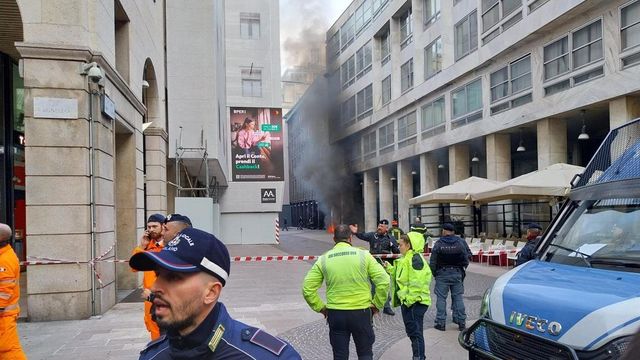 Incendio a Milano, alta colonna di fumo nero in pieno centro