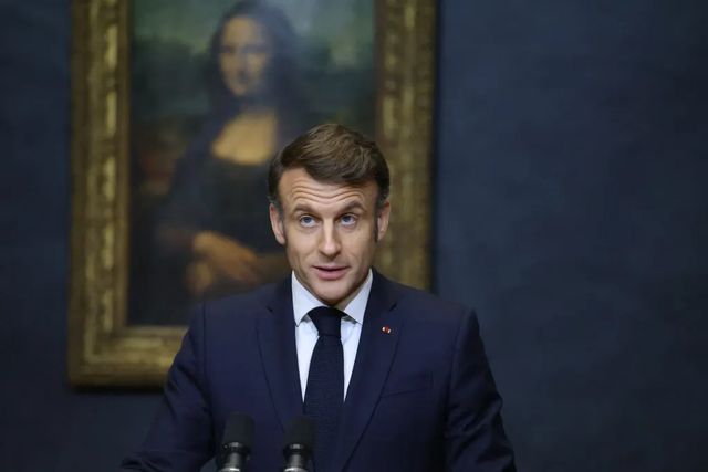 Emmanuel Macron a sesizat justiția din cauza unui tablou care îl înfățișează decapitat