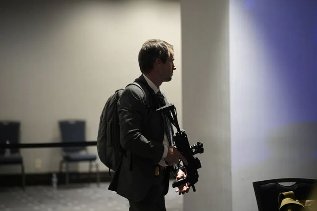 Focuri de armă la cina corespondenților de la Casa Albă. Președintele SUA, Donald Trump, și prima doamnă, Melania Trump, au fost evacuați