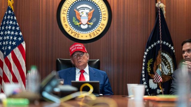 Trump, 'si spieghi al Papa che il sindaco di Chicago è inutile'