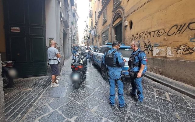 Napoli, uomo si barrica in casa nei Quartieri Spagnoli