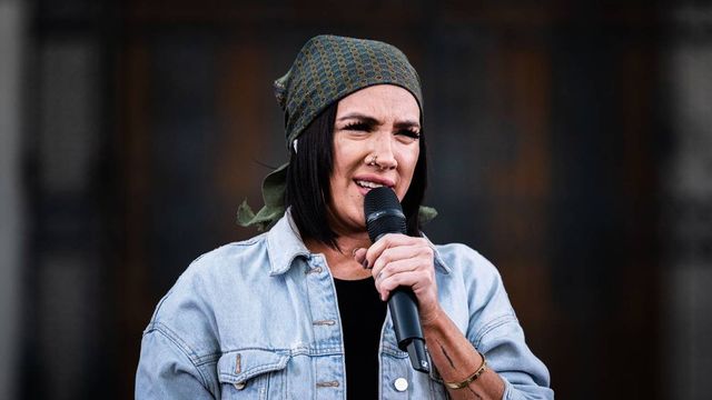 Hamarosan érkezhet Tóth Gabi önéletrajzi könyve