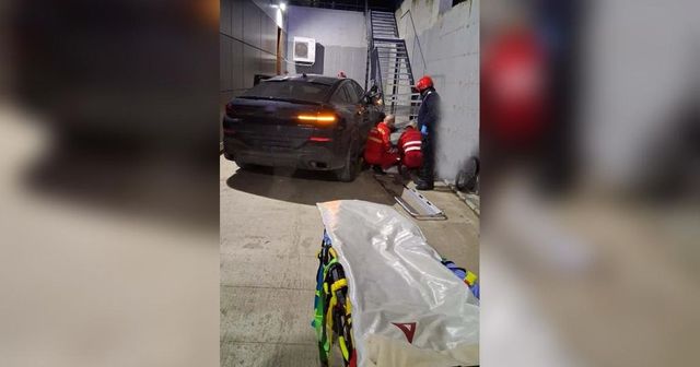 Un mort și doi răniți într-un accident grav produs în parcarea unui centru medical