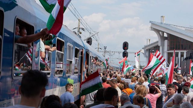 Elindult a Székely Gyors és a Csíksomlyó Expressz Erdélybe