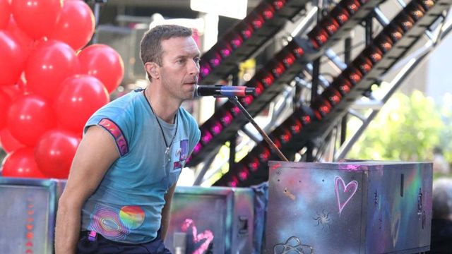 Solistul trupei Coldplay, Chris Martin, a căzut într-o gaură pe scena din Melbourne, în timp ce mergea cu spatele