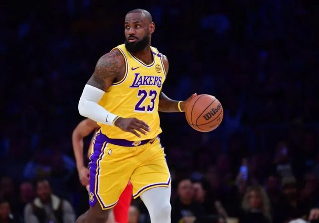 LeBron James 'trolea' al mundo del baloncesto con una maniobra publicitaria