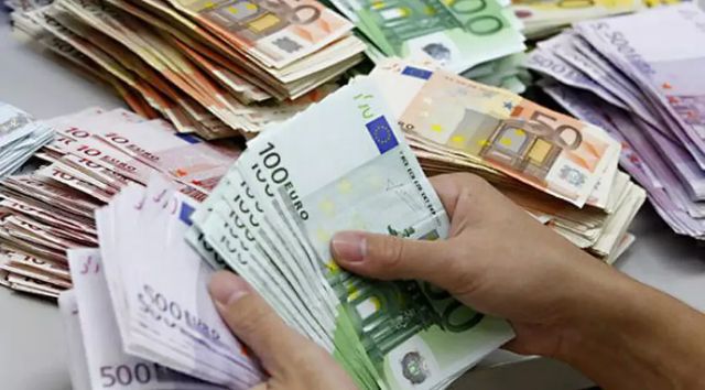 Euro și dolarul încep săptămâna cu o ușoară creștere
